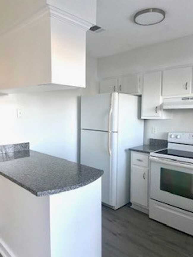 Foto del edificio - Very cute 2 bedroom 1 1/2 bath town-home c...