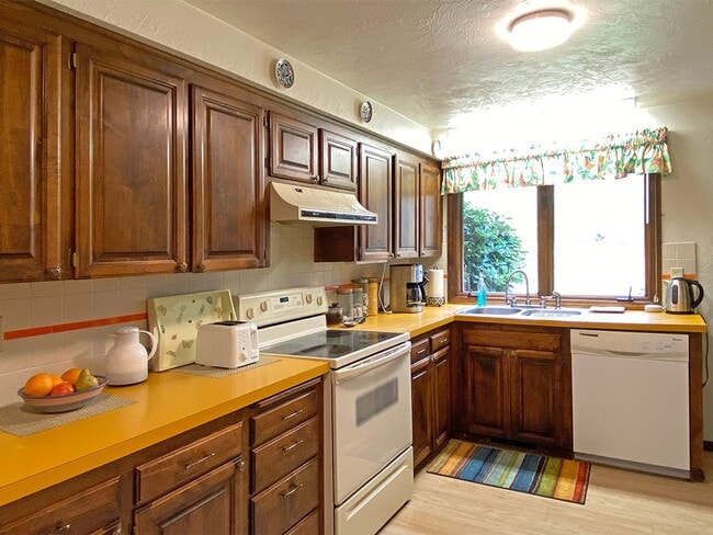 Building Photo - Fully Furnished Single Level Home in NW Co...