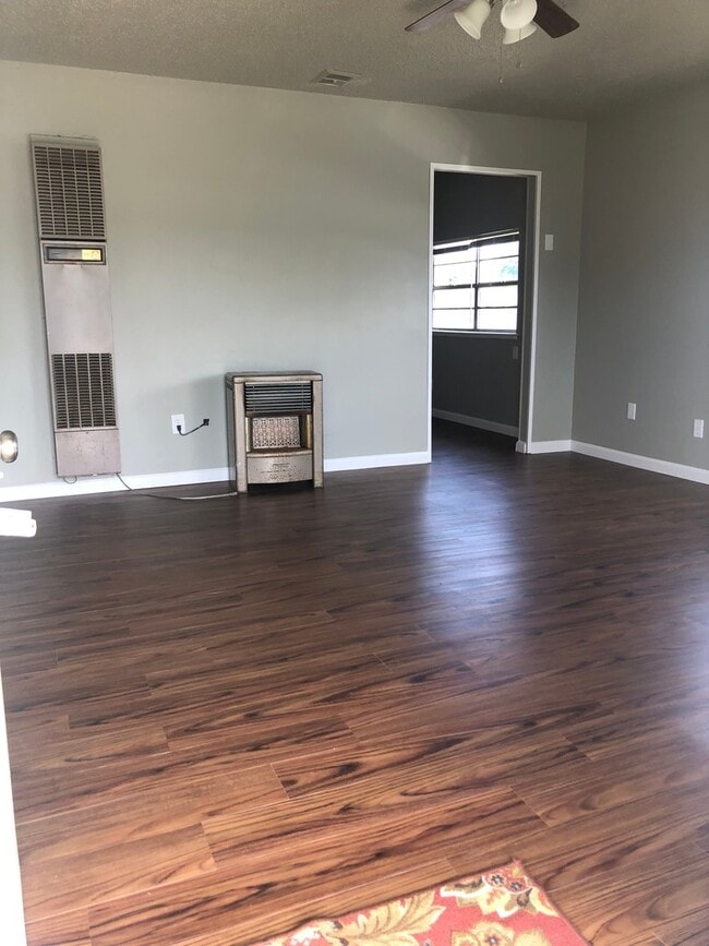 Building Photo - LEASING NOW --- Recently Remodeled cute 3 ...