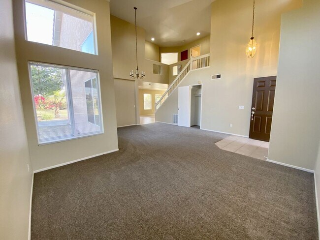 Foto del edificio - Spacious Four Bedroom Two Story Home in Oc...