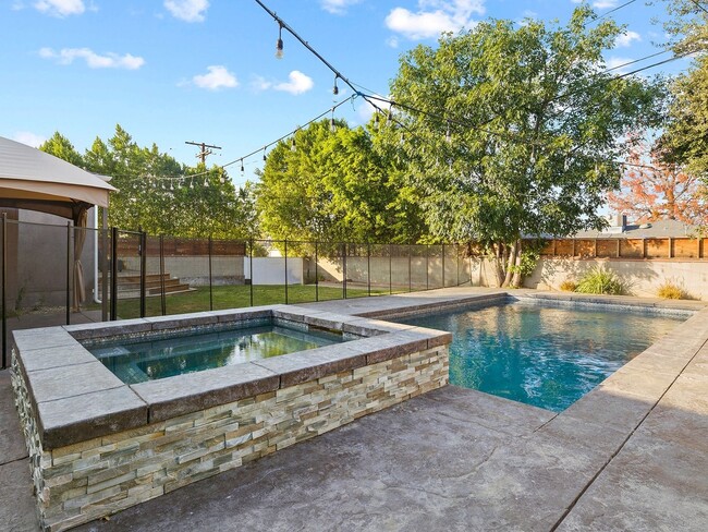 Building Photo - Luxury 5 Bedroom Pool Home in Tarzana