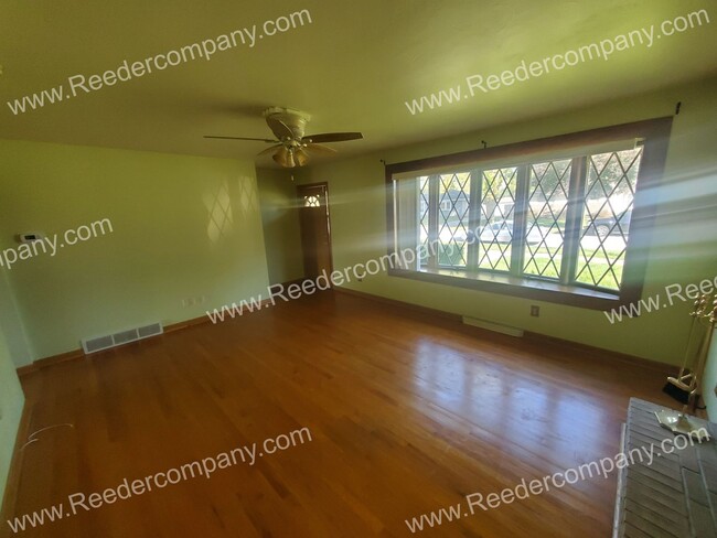 Foto del edificio - Huge 3 bedroom 1.5 bath house