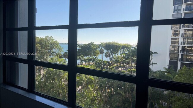 Foto del edificio - 1440 Brickell Bay Dr
