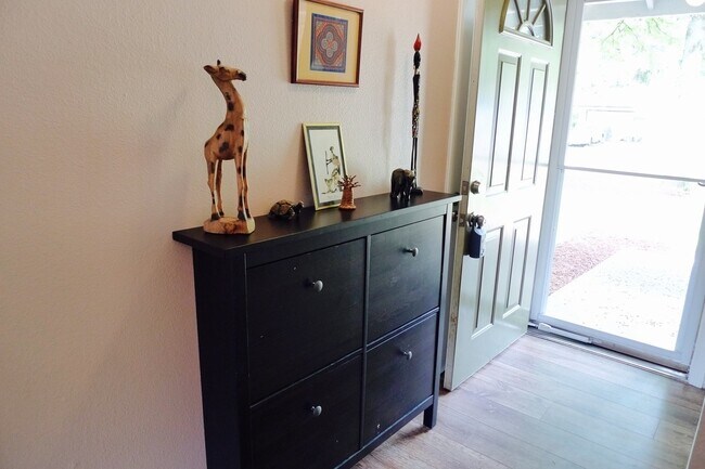 Foto del edificio - 3 bed 1.5 bath in great location next to W...