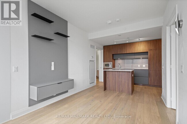 Photo du bâtiment - 151-151 Avenue Rd