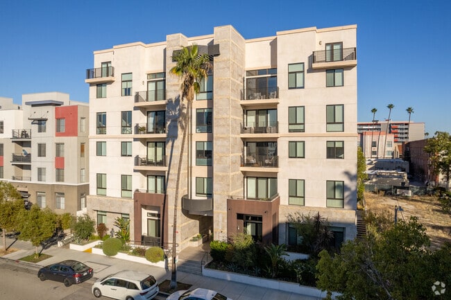 Building Photo - Kenwood Terrace