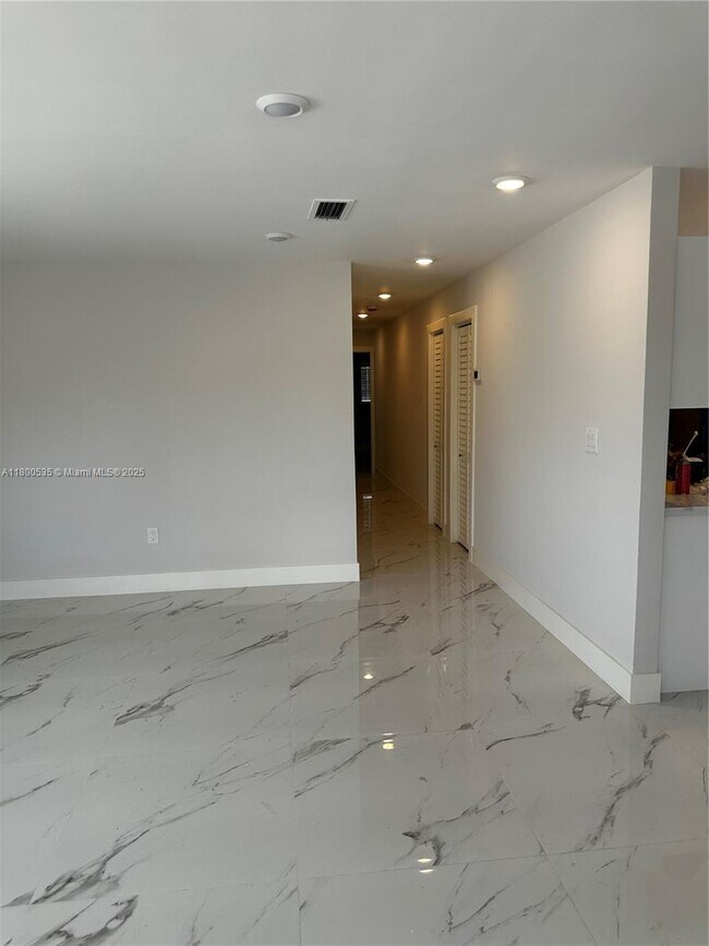 Foto del edificio - 828 NW 23rd Ct