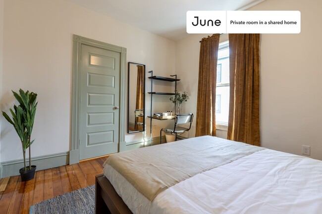 Building Photo - Private bedroom in 4 bed/1 bath Home