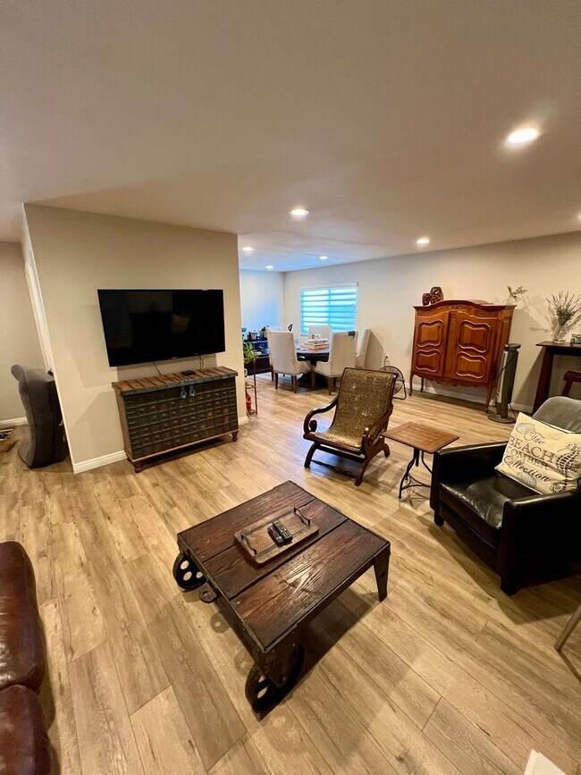 Building Photo - Stunning Los Alamitos House with a Pool ne...