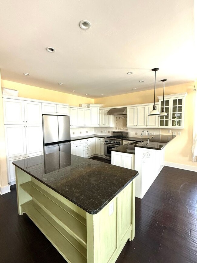Building Photo - Absolutely Beautiful 3 Bed 3 Bath W/ Attac...