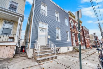 Building Photo - 318 S 7th St