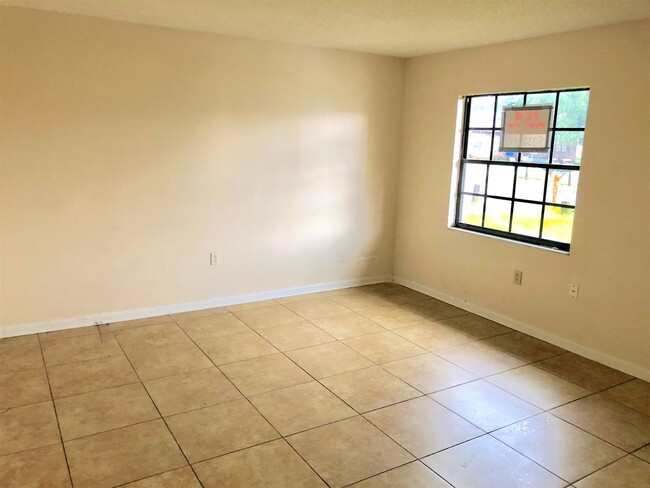 Foto del edificio - GORGEOUS 3BR/1.5BA Duplex! Convenient Loca...