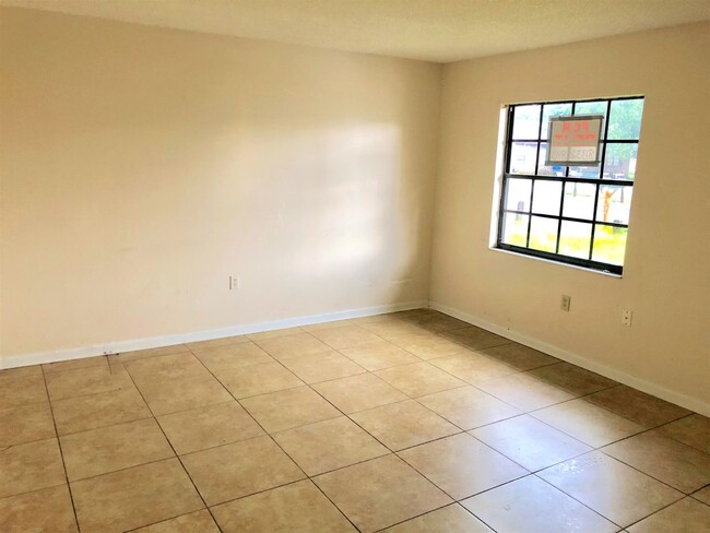 Foto del edificio - SPACIOUS 3BR/1.5BA Duplex! Convenient Loca...