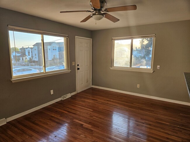 Building Photo - 4 bed 2 bath in Denver