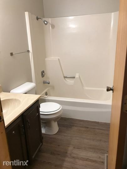 Building Photo - 2 br, 1 bath Apartment - Buda Apts