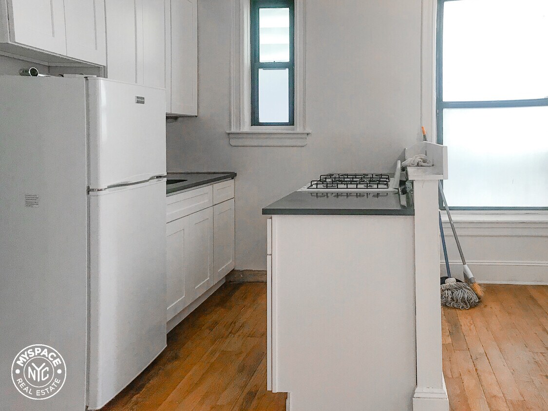 Primary Photo - 355 21st St