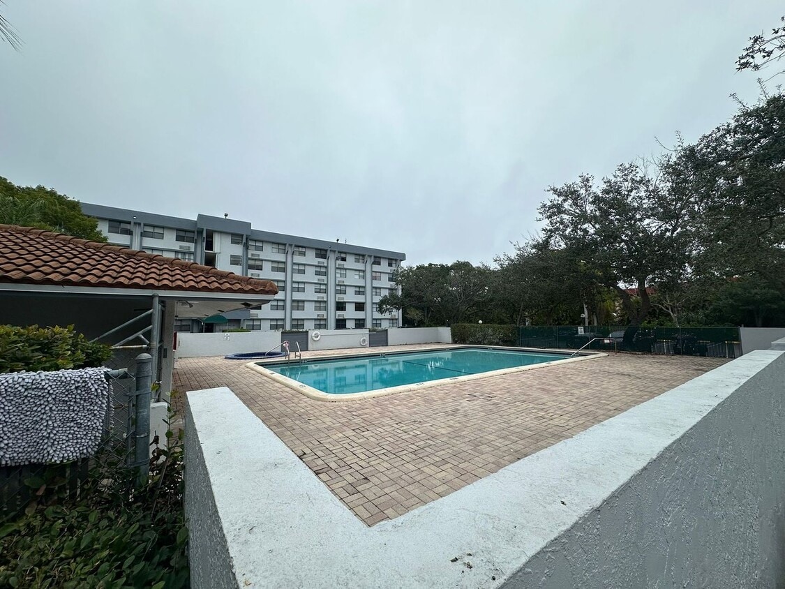 Foto del edificio - 2701 Riverside Dr