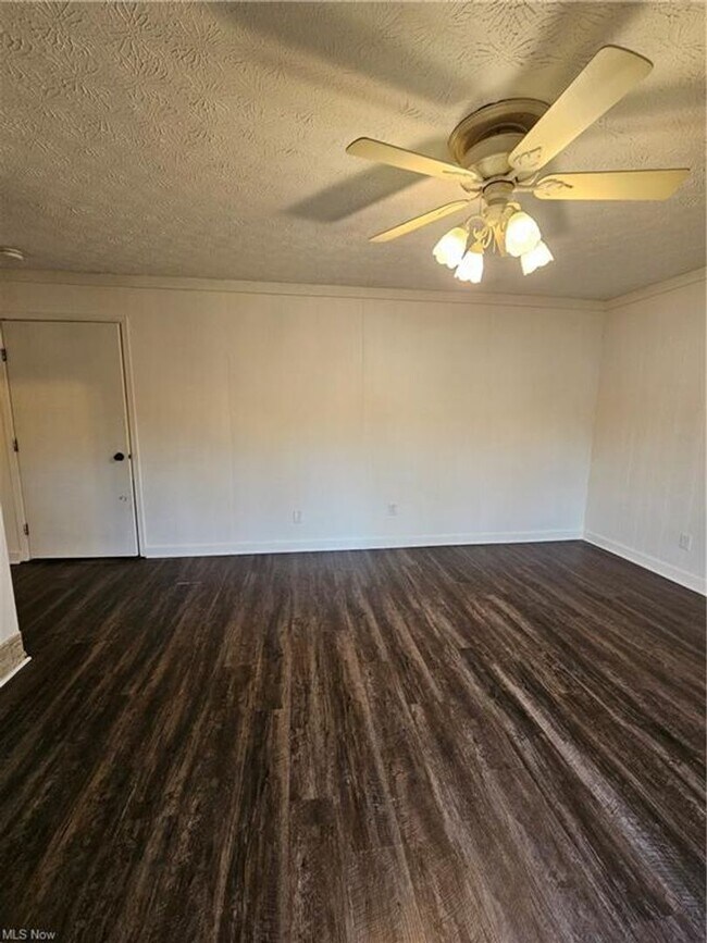 Foto del edificio - 2bd/1bth Duplex in Kent with detached garage