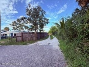 Building Photo - 165 S Tropical Trail