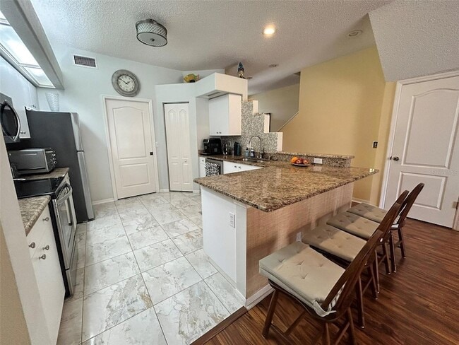 Building Photo - 245 Hemingway Dr