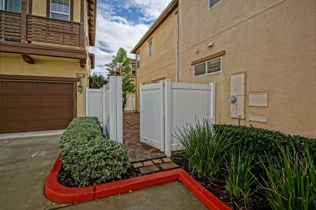 Building Photo - BRIGHT & AIRY, CORNER LOT 5BR3BA TOWNHOME ...
