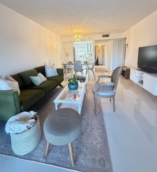 Foto del edificio - 4640 Lucerne Lakes Blvd W