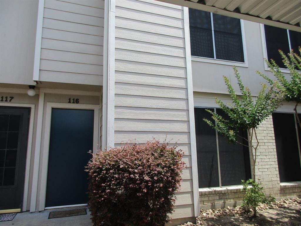 Primary Photo - 3919 Fairmont Pkwy