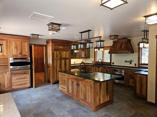 Building Photo - Stunning 5 Bed 3 Bath Naglee Park Home With Scenic Views