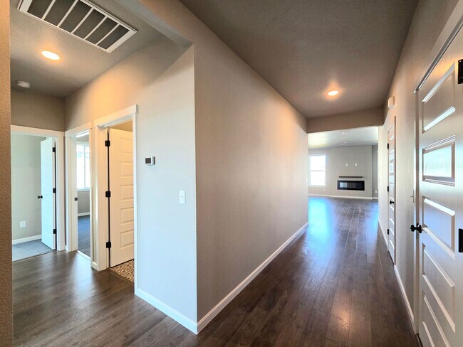 Foto del edificio - New 4 Bed Rambler | Fenced Yard | 2-car Garage | Move-In Ready House for Rent in Quincy!