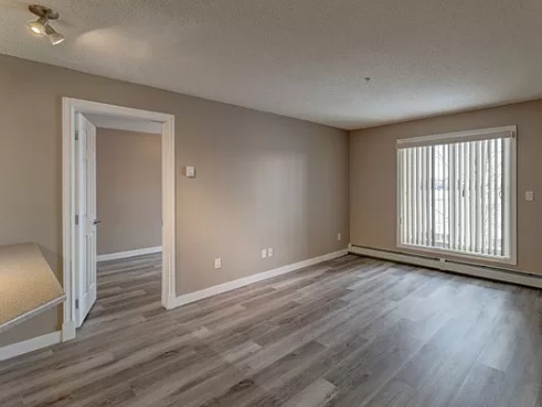 Building Photo - 75 Woodsmere Close