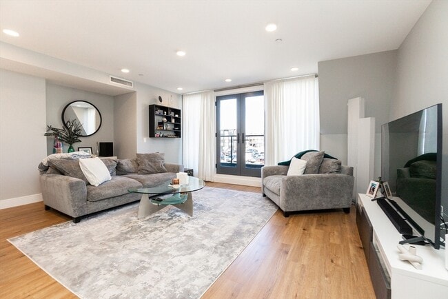 Foto del edificio - 453 W Broadway