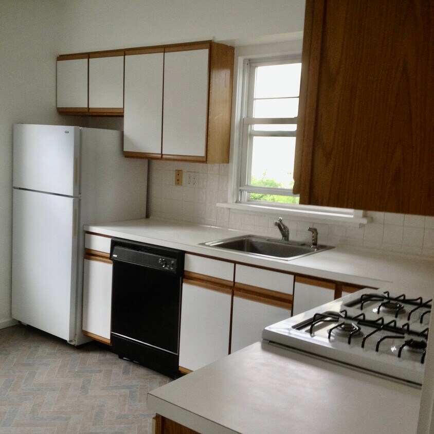Primary Photo - 79 N Moger Ave