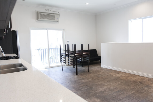 Foto del edificio - 1339 W 36th Pl