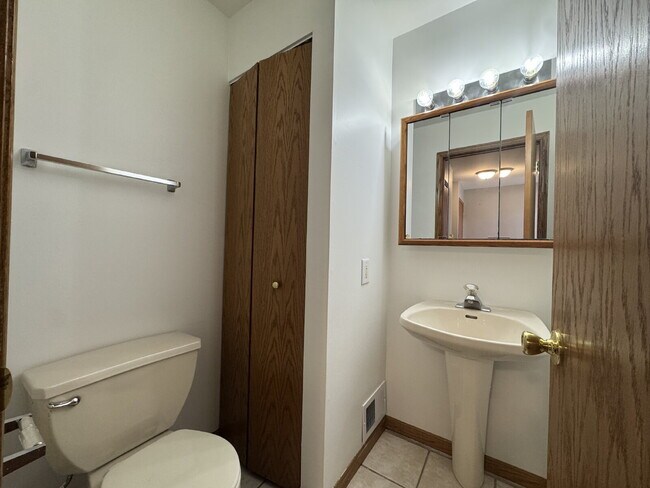 Foto del edificio - 2 BD/1.5 B at Windsor Court Townhomes in Ottawa IL! 1405 Windsor Court