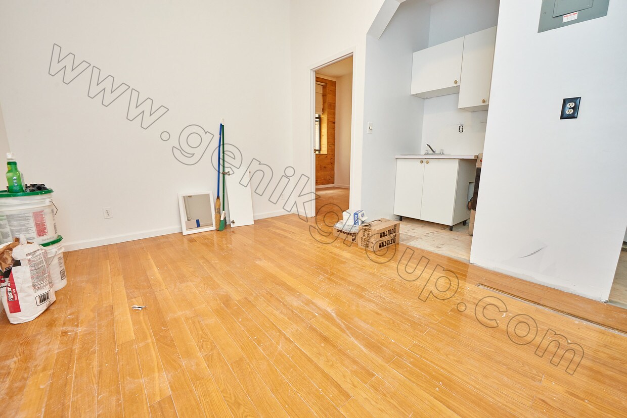 Primary Photo - 158 Mott St