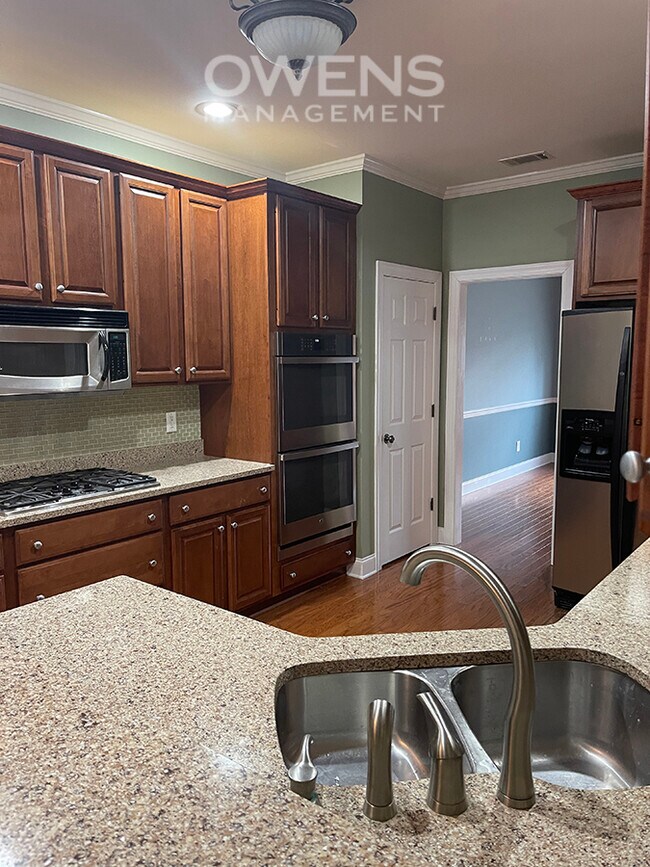 Building Photo - 929 Brenau Point Dr