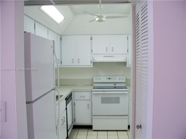 Foto del edificio - 8315 SW 72nd Ave