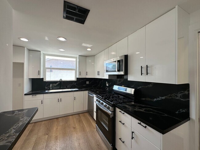 Building Photo - Beautiful Single story 4 Bedrooms 2 Baths ...