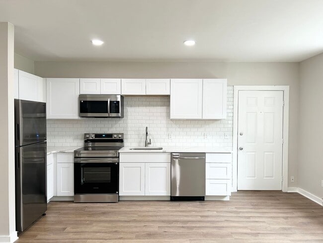 Foto del edificio - Discover Peaceful Living at Black Creek Apartments