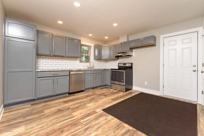 Building Photo - Spacious 3BR Duplex with Finished Basement & 2-Car Garage in Otsego