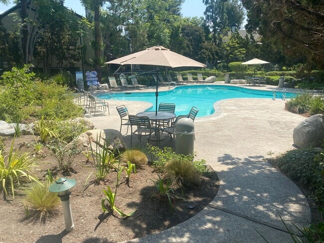 Building Photo - Woodlake Gated Condo Community 2 BD for Le...