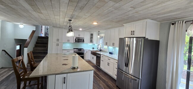 Dos accesos frontales a Columbia Rd. - 7621 46th Pl W