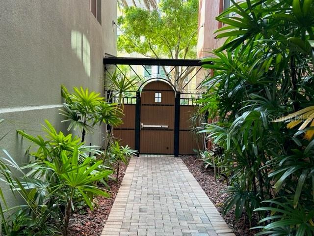 Foto del edificio - 2411 W Horatio St