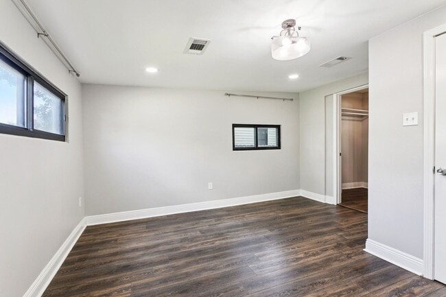 Building Photo - **Charming Family Retreat in the Heart of ...