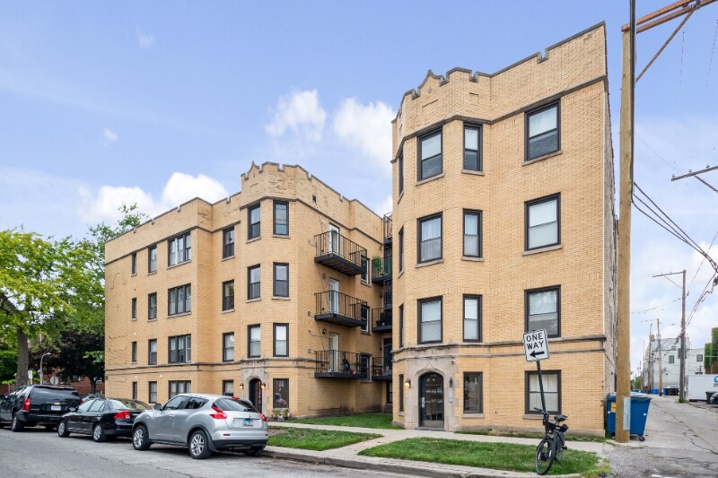 Primary Photo - 2822 W Arthur Ave