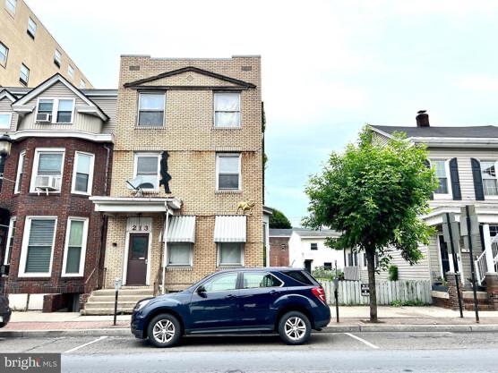 Foto principal - 213 E Broad St