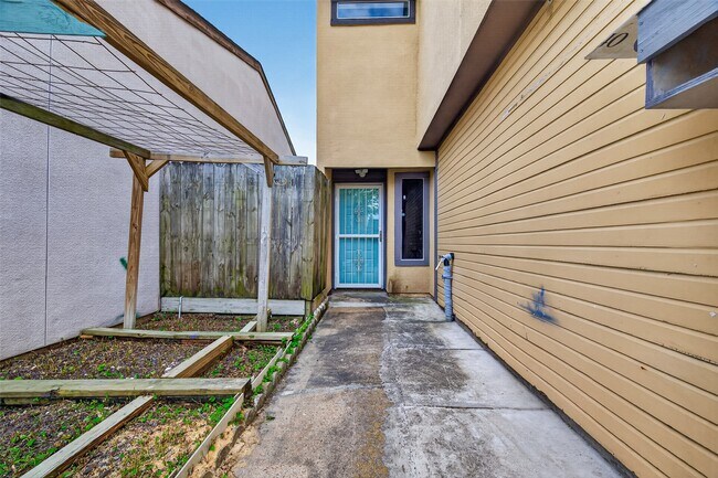 Foto del edificio - 12317 Crest Lake Dr