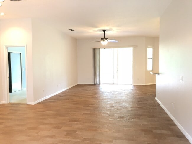Building Photo - Beautiful Home with Water View in Eastwood!