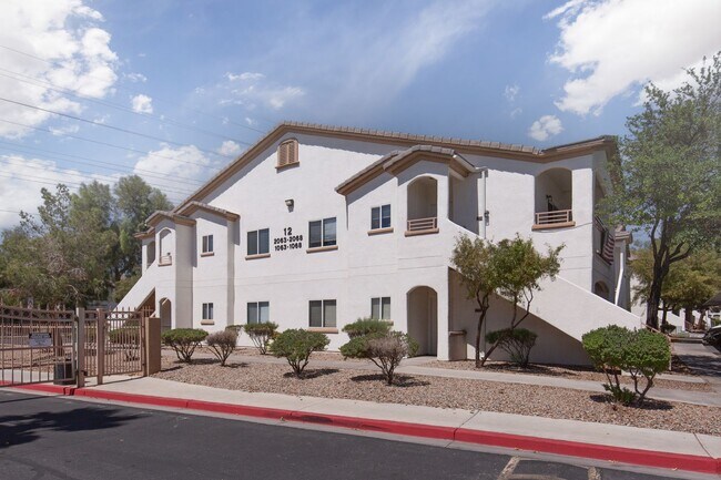 Foto del edificio - Two bedroom unit in gated SE community wit...