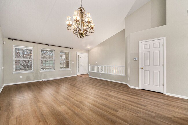 Foto del edificio - A Must See 5-Bedroom 3-Bathroom Single Fam...